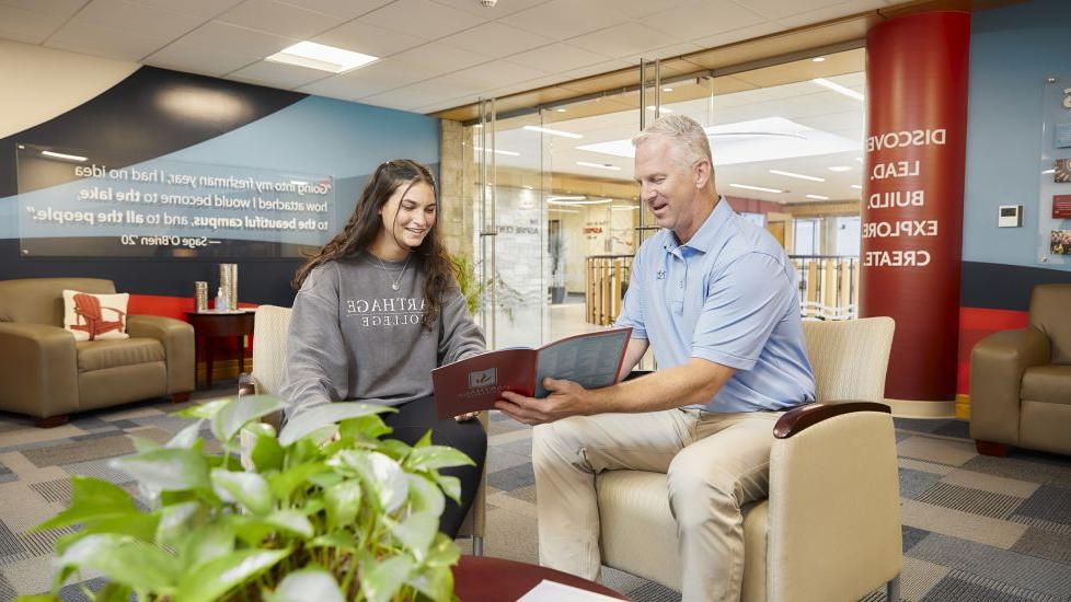 入学s rep Greg Huss meets with a prospective student.